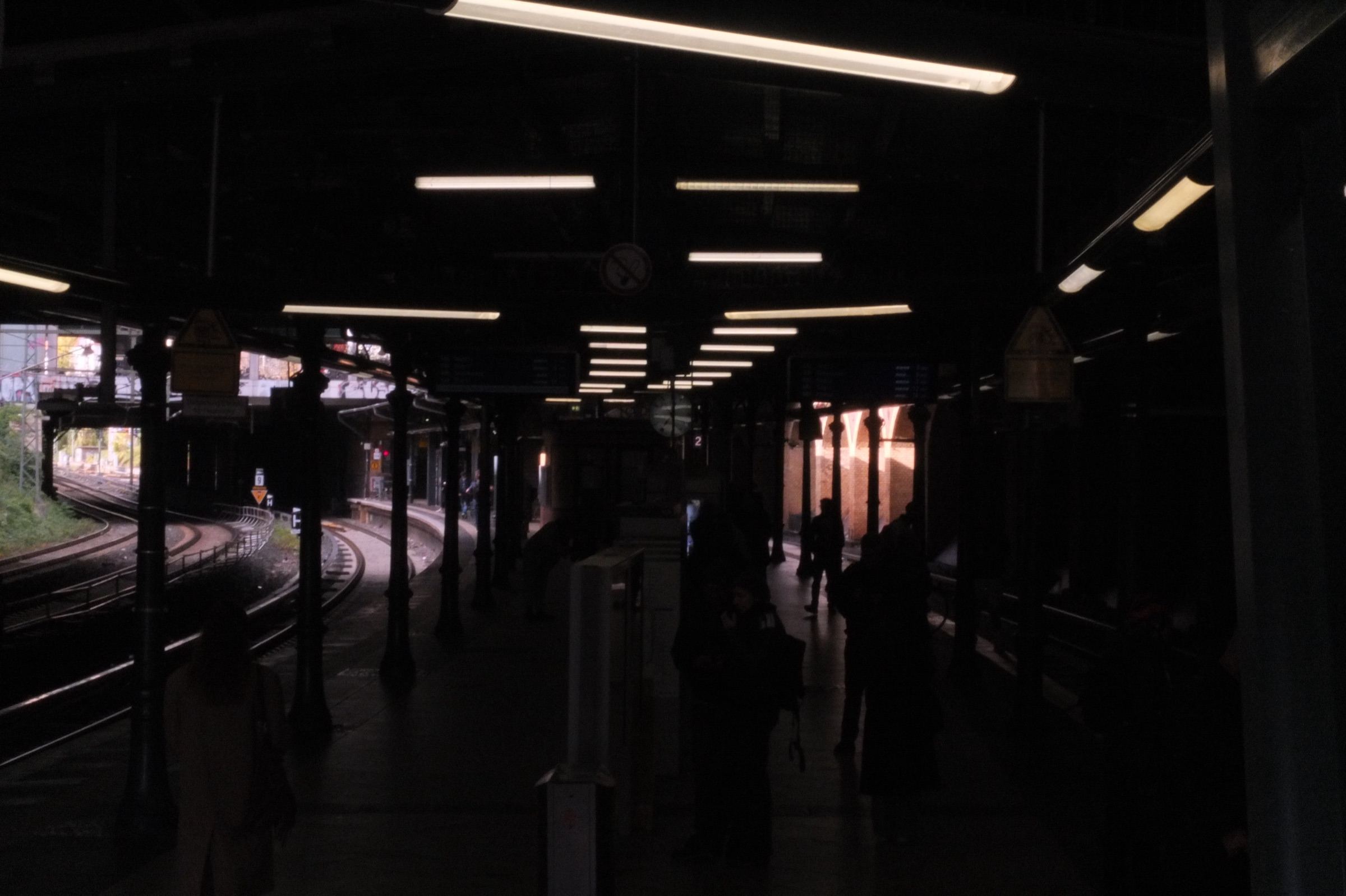 Andén de estación de tren en penumbra