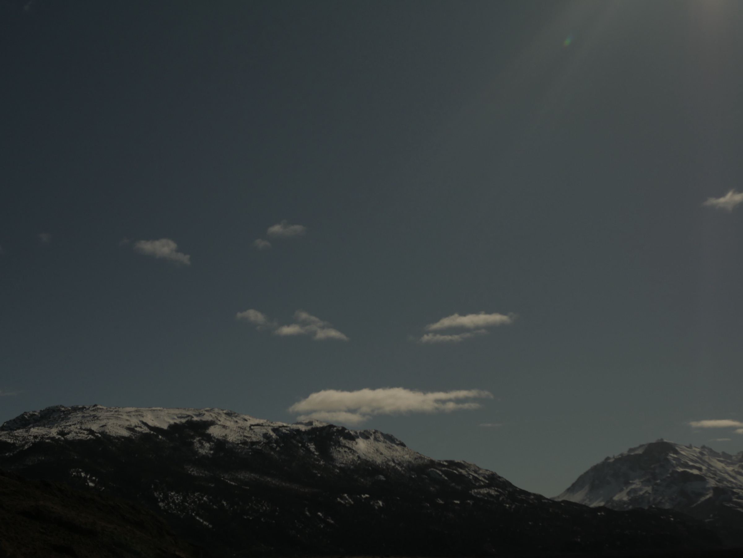 Cielo despejado sobre montañas nevadas