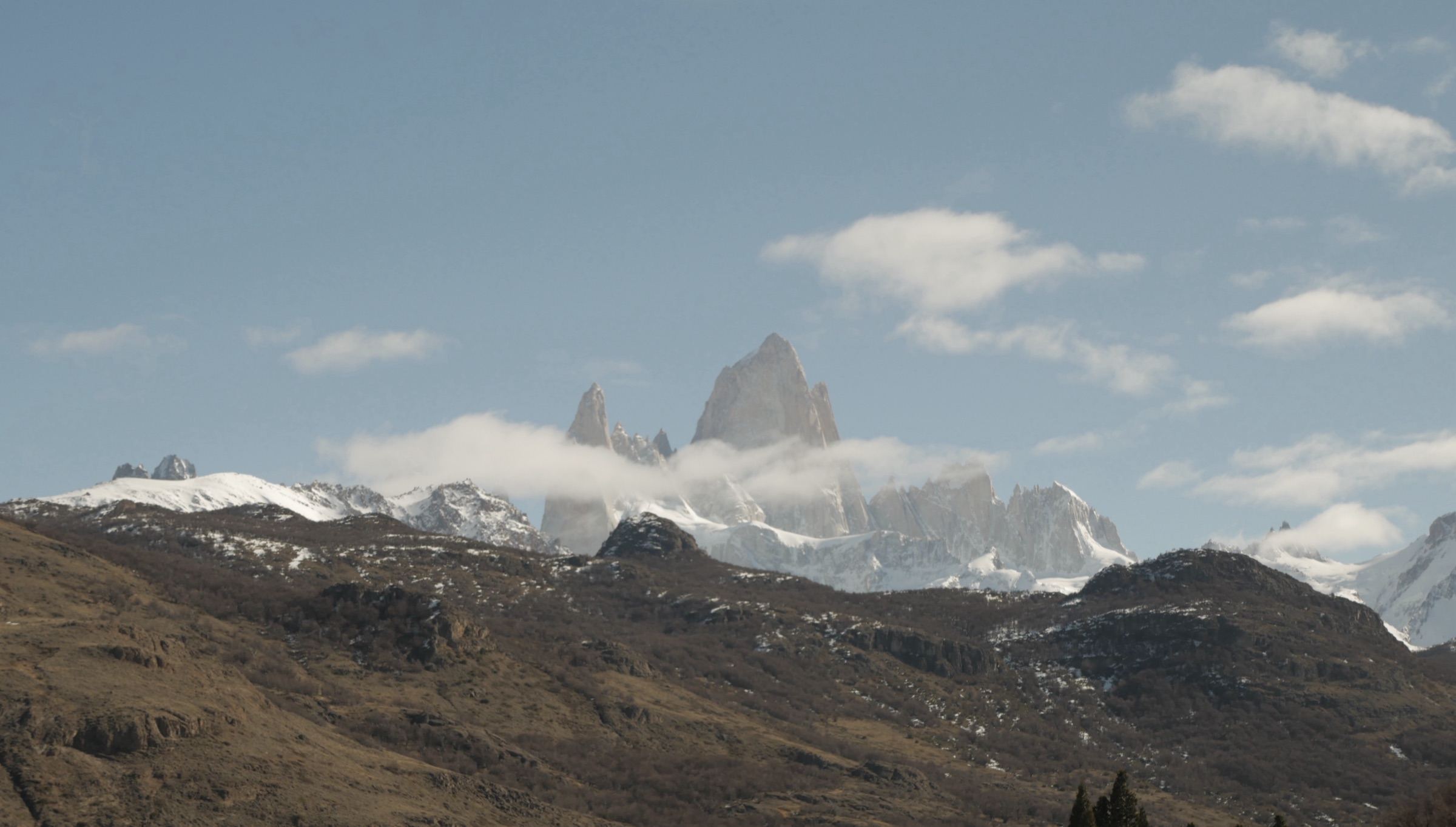 Picos nevados entre nubes